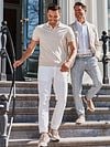 Suitable Chino Pico Linnen Ecru Model / Sfeerbeeld met Bram