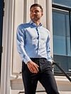 Suitable Non Iron Hemd Blau Model / Sfeerbeeld mit Bram