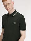 Fred Perry Polo Twin Tipped M3600 Donkergroen Model / Detail