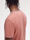 Fred Perry M1588 Twin Tipped T Shirt Pink Model / Achterkant