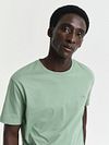 Gant T-shirt Shield Logo Groen Model / Voorkant