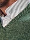 Steppin' Out Pullover V-Neck Merino Wool Olive Green Model / Sfeerbeeld