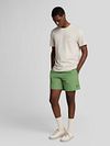 Lyle & Scott Badeshorts Plain Grün Model / Voorkant