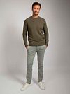 Suitable Pullover Raw Olivgrün Model / Voorkant