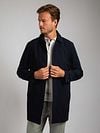 Suitable Packable Jas Long Tech Navy Model / Voorkant met Stefan