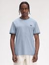 Fred Perry M1588 Twin Tipped T Shirt Light Blue Model / Voorkant
