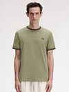 Fred Perry M1588 Twin Tipped T Shirt Green Model / Voorkant