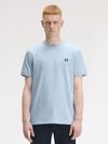 Fred Perry T-shirt Ringer Licht Blauw Model / Voorkant