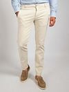 Suitable Chino Philo Flex Ecru Model / Voorkant with Stefan