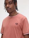 Fred Perry M1588 Twin Tipped T Shirt Pink Model / Zijkant