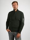 Suitable Mou Half Zip Pullover Dark Green Model / Voorkant with Stefan