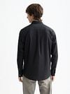Scotch and Soda Core Oxford Hemd Schwarz Model / Achterkant