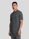 Lyle and Scott Polo Plain Anthracite Model / Voorkant