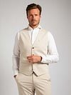 Suitable Gilet Kris Sand Model / Voorkant with Stefan