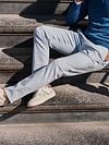 Suitable Chino Philo Flex Light Blue Model / Sfeerbeeld