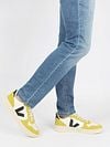 Veja Sneakers V-10 Yellow Model / Zijkant