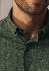 State of Art Chemise Jersey Herringbone Verte Model / Detail