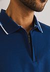 State of Art Poloshirt Jersey Navy Model / Detail