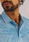 State of Art Poloshirt Faded Leaf Light Blue Model / Detail