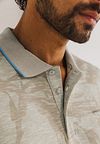 State of Art Poloshirt Faded Leaf Beige Model / Detail