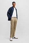 BOSS Satin Chino Beige Model / Voorkant