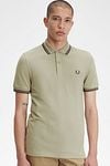 Fred Perry Polo M3600 Greige U84 Model / Voorkant