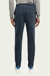 Scotch and Soda Warren Corduroy Hose Dunkelblau Model / Achterkant