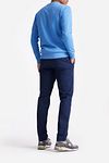 King Essentials The George Sweater Mid Blue Model / Achterkant