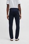 BOSS Chino Slim Navy Model / Achterkant