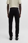 BOSS Chino Slim Noir Model / Achterkant