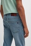 BOSS Delaware Jeans Bright Blau Model / Zijkant