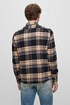 BOSS Liam Shirt Beige Model / Achterkant