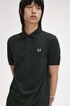Fred Perry Polo M6000 Dunkelgrün V10 Model / Sfeerbeeld