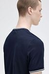 Fred Perry M1588 Twin Tipped T-shirt Donkerblauw Model / Detail
