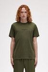 Fred Perry T-Shirt M4580 Olijfgroen Model / Voorkant