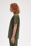 Fred Perry T-Shirt M4580 Olive Green Model / Zijkant