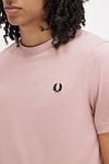 Fred Perry T-Shirt Oud Roze Model / Detail