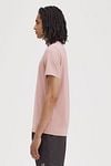 Fred Perry T-Shirt Oud Roze Model / Zijkant