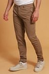 Suitable Plato Chino Khaki Model / Voorkant