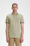 Fred Perry Polo M3600 Greige U84 Model / Voorkant