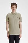 Fred Perry Polo M6000 Greige U84 Model / Voorkant