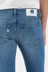 MUD Jeans Denim Slim Lassen Pure Blue Model / Detail