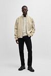 BOSS Chino Slim Noir Model / Voorkant