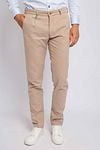Suitable Chino Pico Pleat Flannel Sand Model / Voorkant with Folkert