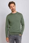 Suitable Merino Pullover Mid Green Model / Voorkant with Folkert