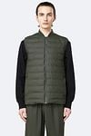 Rains Bodywarmer Trekker Donkergroen Model / Voorkant
