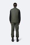 Rains Bodywarmer Trekker Donkergroen Model / Achterkant