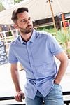 Suitable Prestige Earl Short Sleeve Shirt Light Blue Model / Voorkant with Emiel