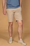 Suitable Barry Short Beige Model / Voorkant with Emiel