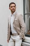 Suitable Grou Blazer Checks Beige Model / Voorkant with Emiel
